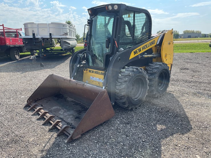 2019-new-holland-l216-image-1