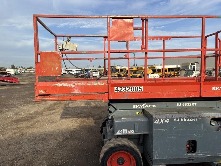 2012-skyjack-sj6832rt-image-7