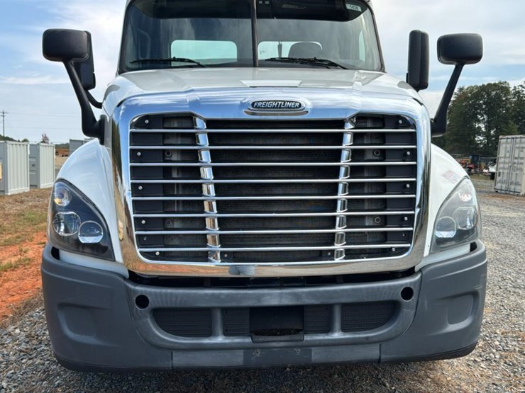 #1959-•-2015-freightliner-day-cab-semi-truck-image-44