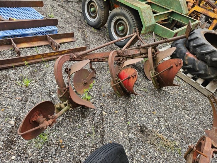 #2067-•-massey-ferguson-3b-3pt-plow-image-4