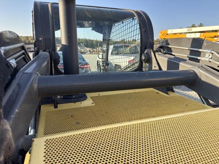 2020-new-holland-l228-image-21