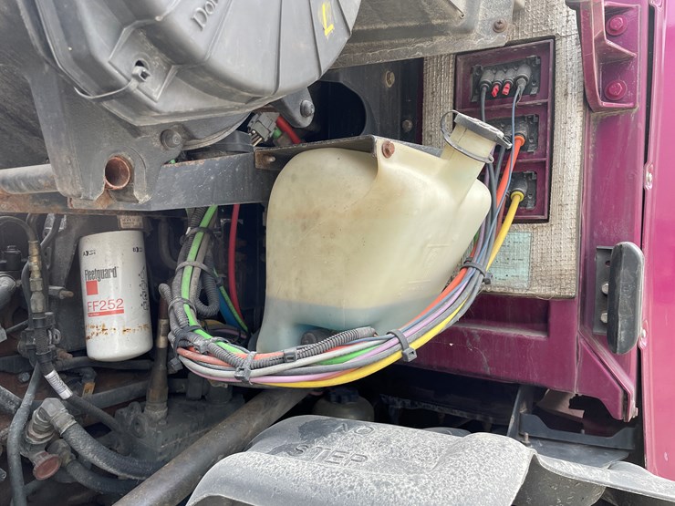 2013-kenworth-t700-image-36