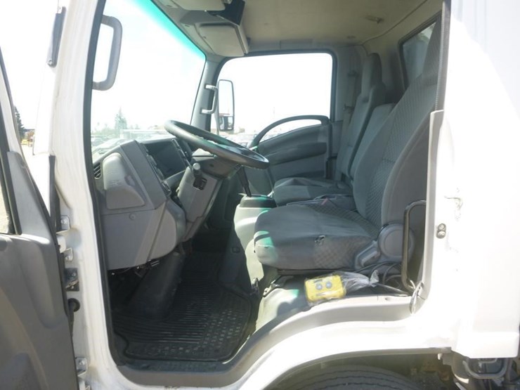 2012-isuzu-npr-image-15