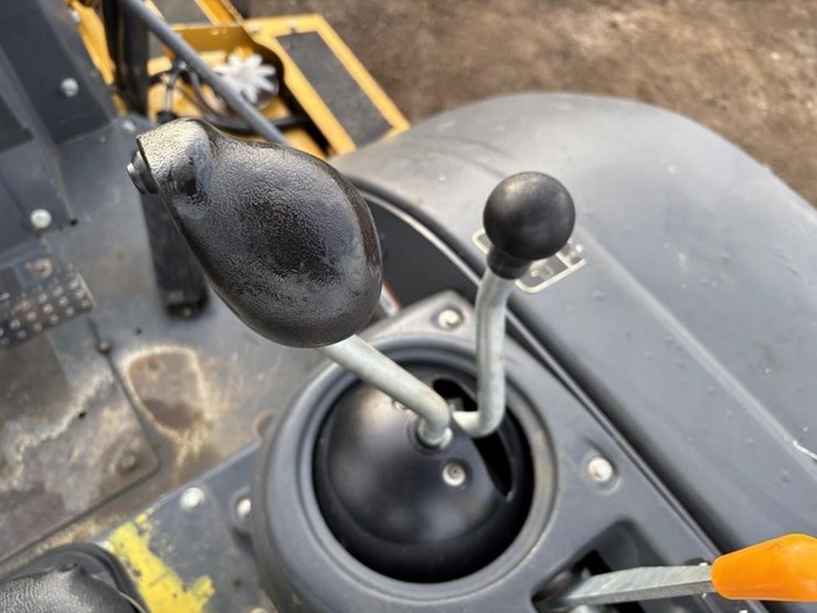 2019-deere-210l-image-36