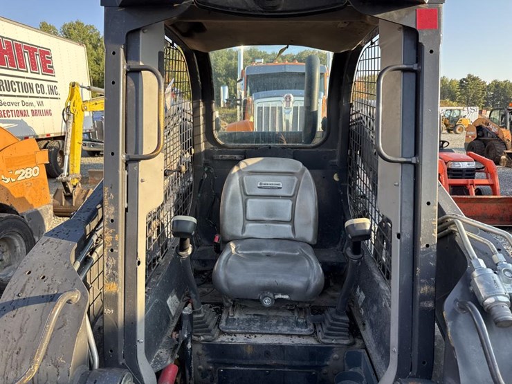 2020-new-holland-l228-image-29