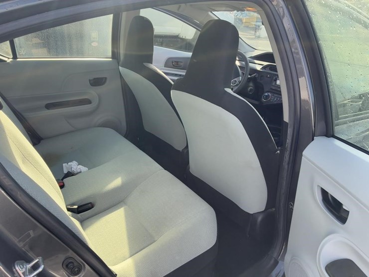 2014-toyota-prius-hatchback-image-8