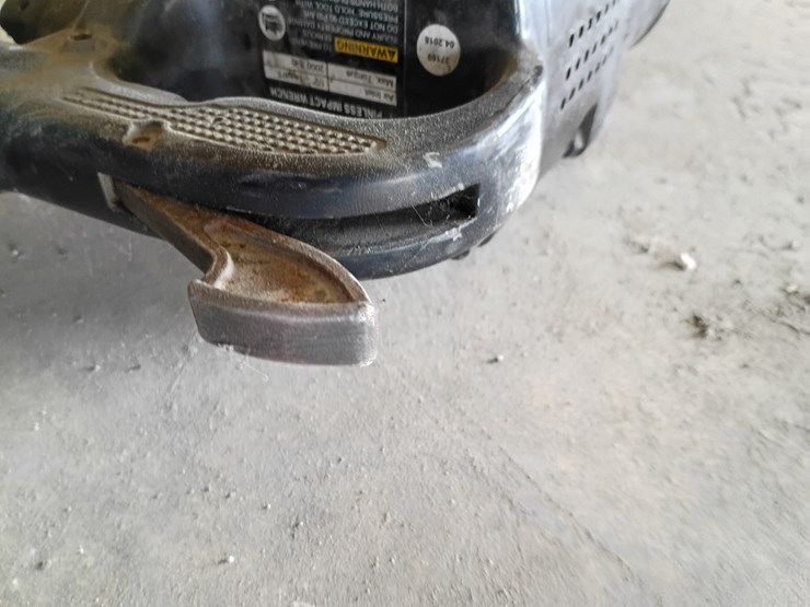 #204-•-central-pneumatic-1"-impact-wrench-image-11