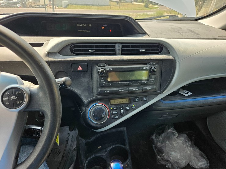 #16993-•-2012-toyota-prius-c-passenger-car-image-31