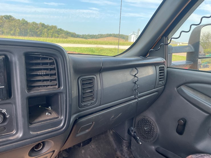 #1007-•-2004-chevy-2500-hd-(has-wi-title)-image-38