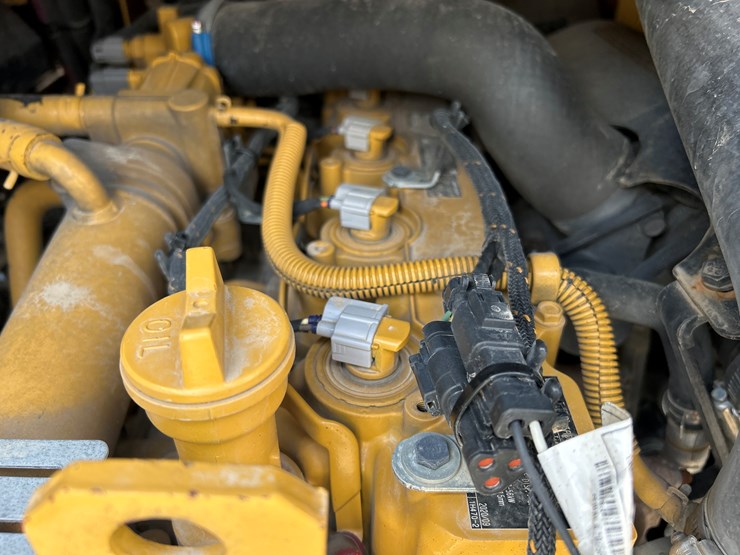 2021-caterpillar-236d3-image-32