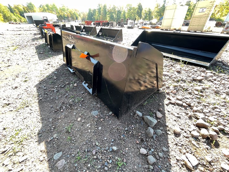 #8233-•-new-kc-84"-skid-steer-snow-or-litter-bucket-image-4