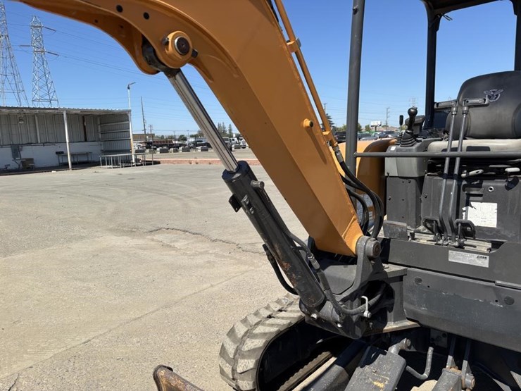 2019-case-cx37c-image-19