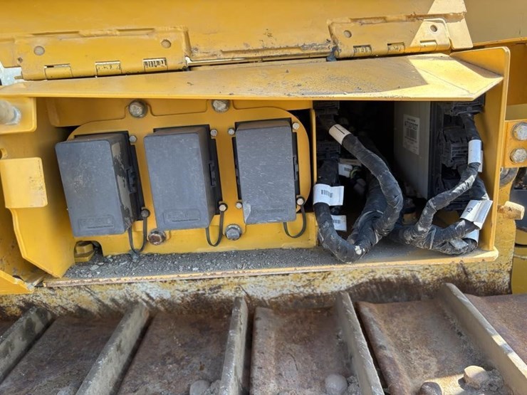 2017-deere-750k-image-60