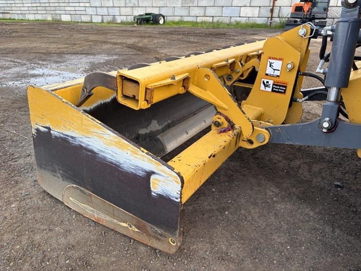 2019-deere-210l-image-15