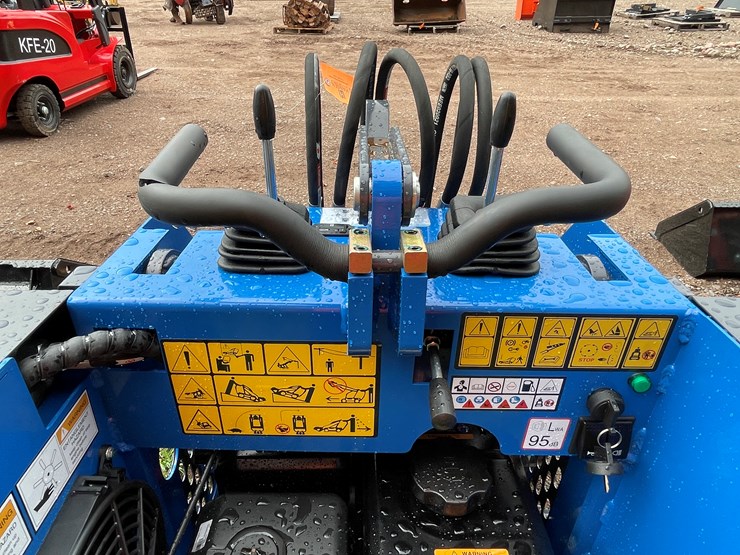 #8165-•-agt-skid-steer-loader-image-8