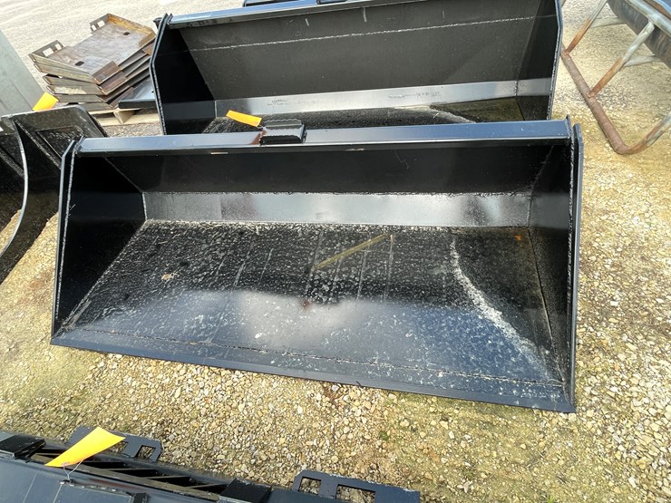 #3008-•-skid-steer-6'-6"-dirt-bucket-image-7