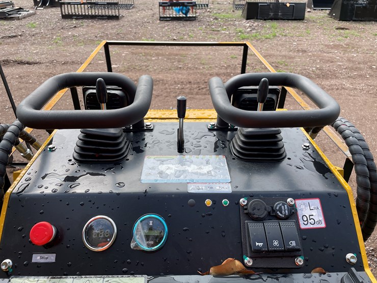 #8175-•-agt-compact-track-loader-image-17