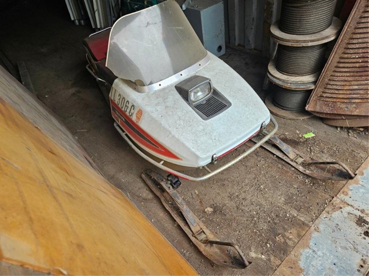 #2034-•-yamaha-sw396-snow-mobile-image-6