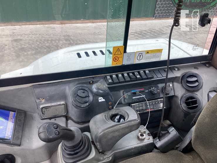 2018-takeuchi-tb240-image-17