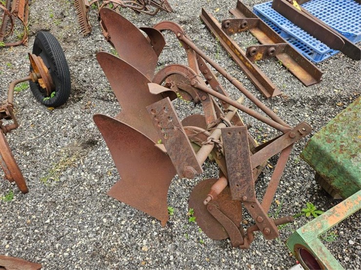 #2067-•-massey-ferguson-3b-3pt-plow-image-8