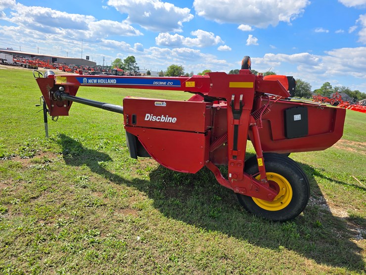 2023-new-holland-210-image-24