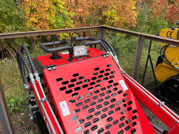#8172-•-agt-compact-track-loader-image-13