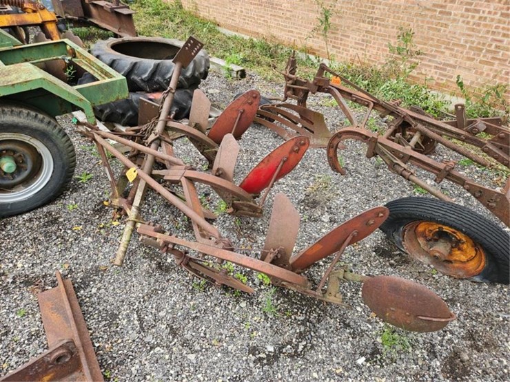 #2067-•-massey-ferguson-3b-3pt-plow-image-2