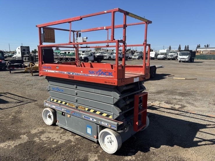 skyjack-sj4632-scissor-lift-image-4