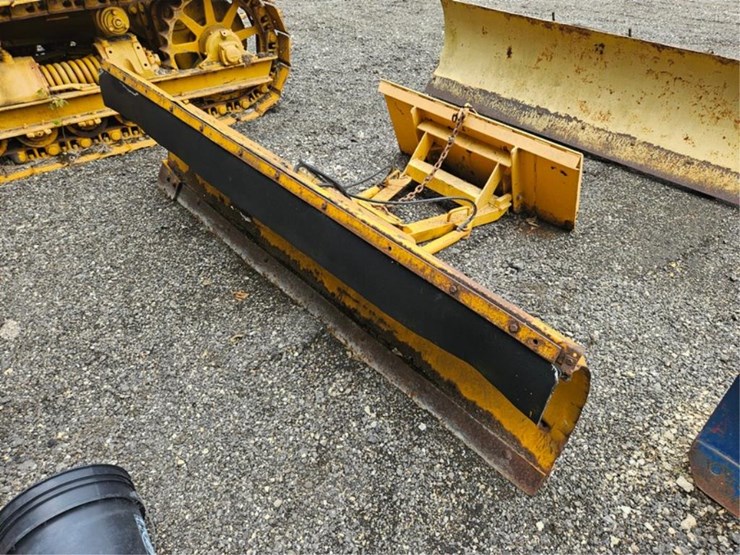 #2047-•-8'-skid-steer-snow-plow-image-1