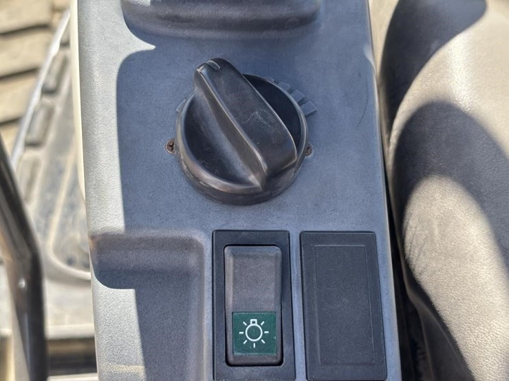 2019-case-cx37c-image-38