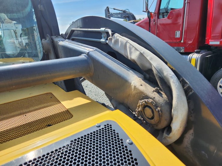 2012-new-holland-l223-image-23