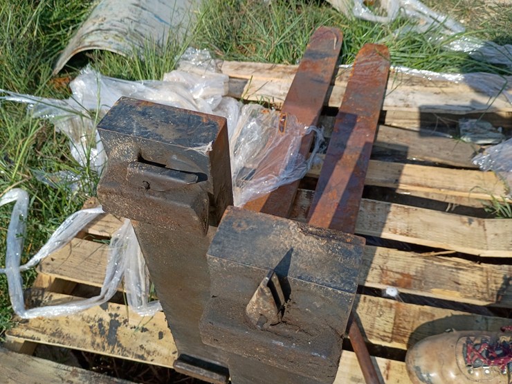 #102-•-set-of-42"-pallet-forks-image-8