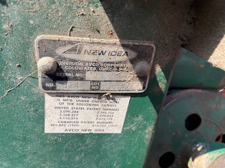 #1032-•-new-idea-(2)-row-corn-picker-image-26