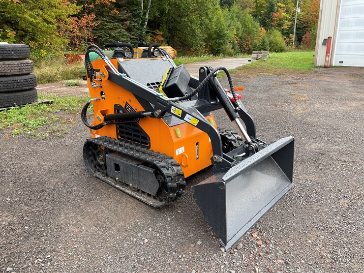 #8157-•-land-hero-mini-skid-steer-loader-image-3