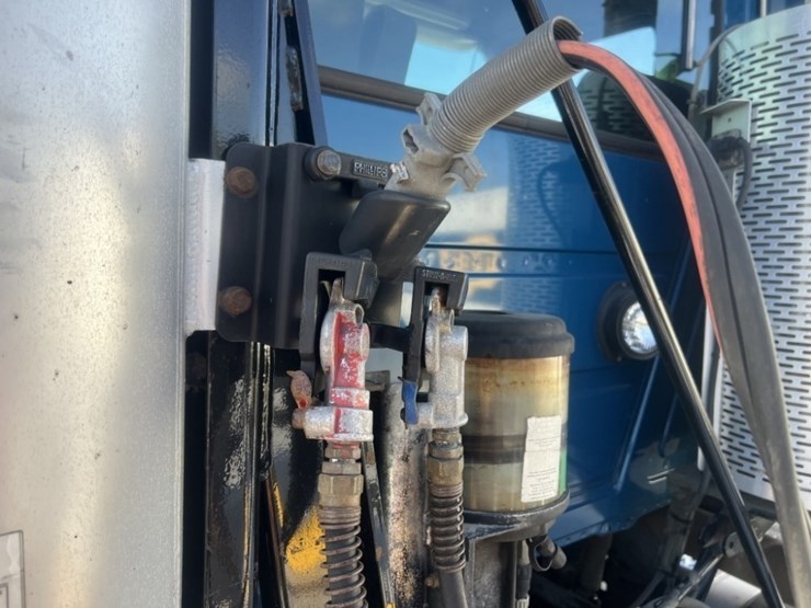 2013-mack-cxu-tri-axle-truck-tractor-image-26