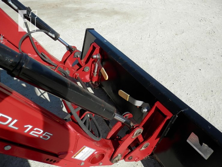 2019-massey-ferguson-1735m-image-8