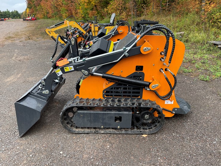 #8157-•-land-hero-mini-skid-steer-loader-image-8