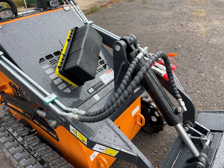 #8157-•-land-hero-mini-skid-steer-loader-image-11