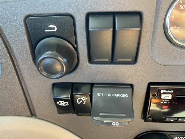 2020-peterbilt-579-image-37