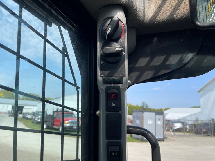 2019-new-holland-l216-image-31