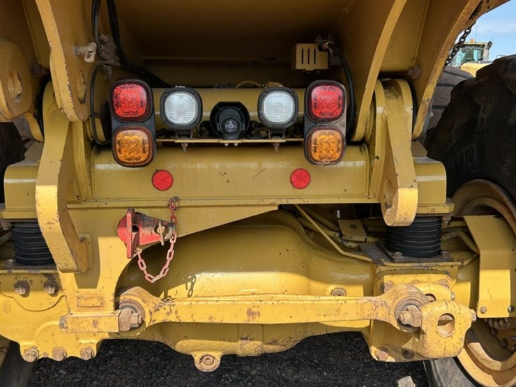 caterpillar-745-image-17