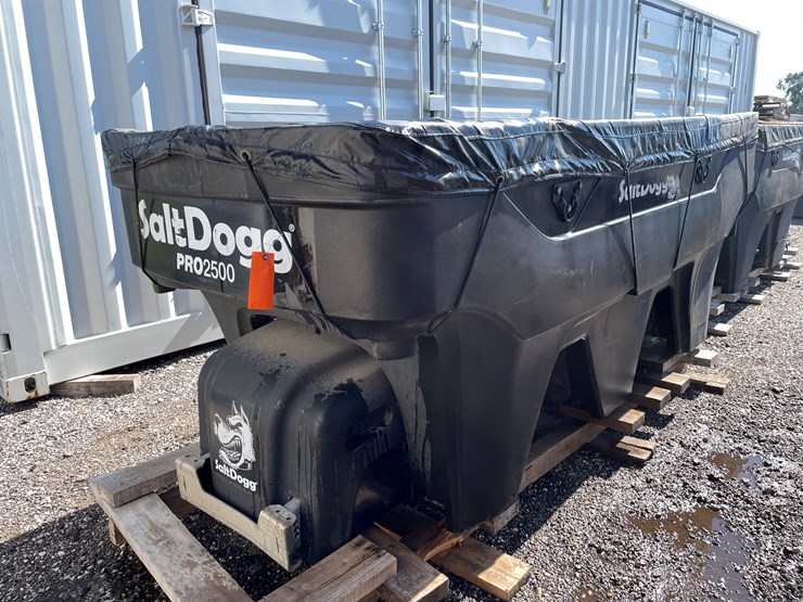 #6493-•-salt-dogg-pro-2500-truck-bed-salter-image-1
