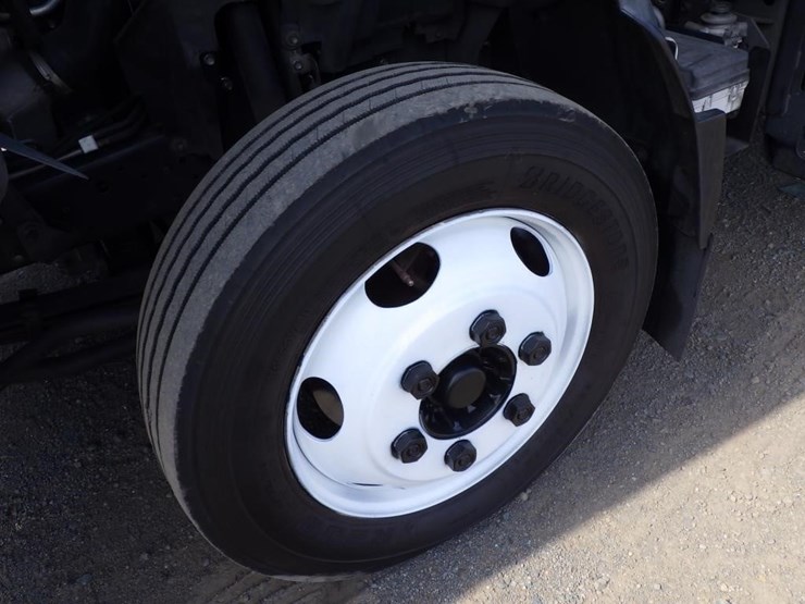2018-isuzu-nqr-image-14