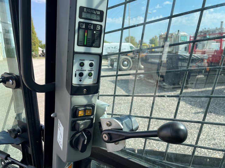 2019-new-holland-l216-image-32