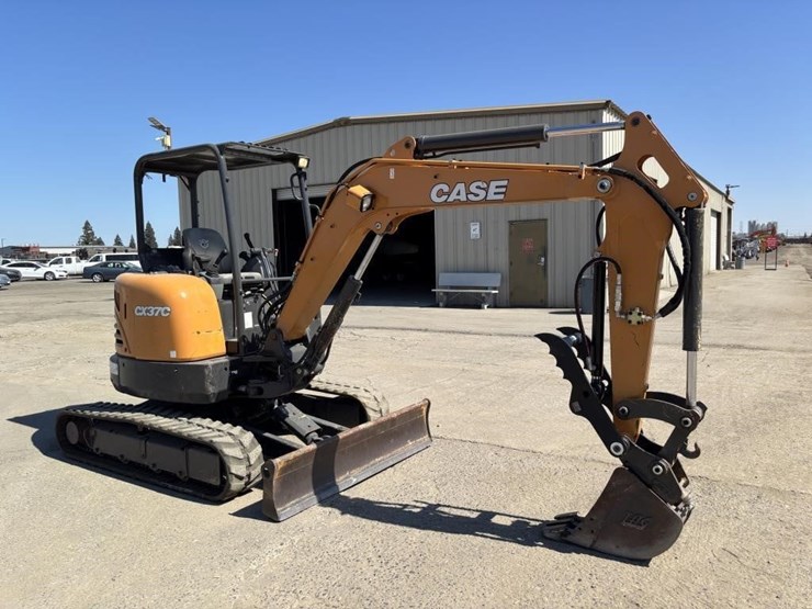2019-case-cx37c-image-2