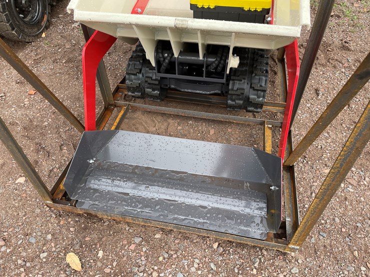 #8162-•-agt-stand-on-self-loading-crawler-dumper-image-13
