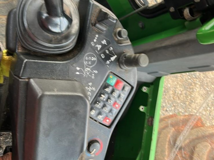 2018-deere-648l-image-34