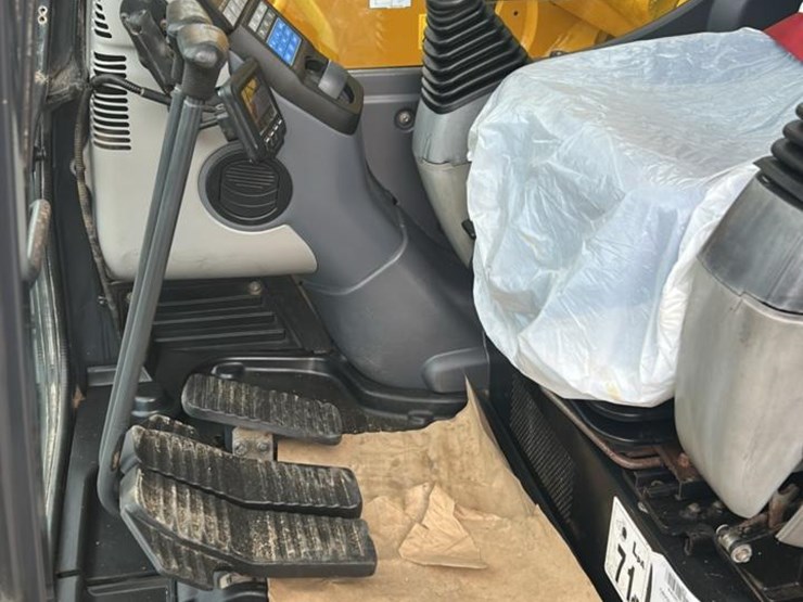 2021-komatsu-pc228-image-38