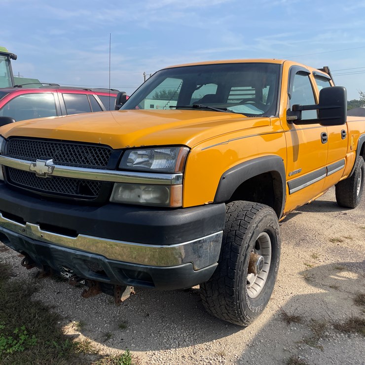 #1007 • 2004 Chevy 2500 HD (Has WI Title)
