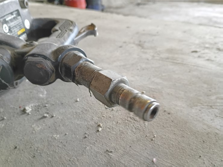 #204-•-central-pneumatic-1"-impact-wrench-image-8